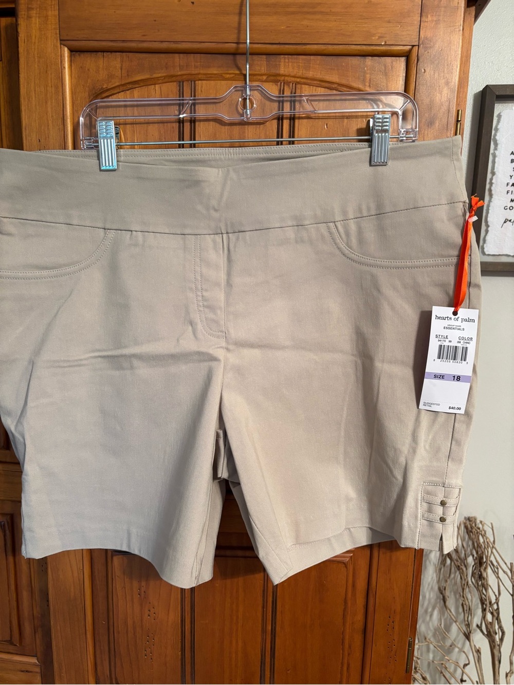 NWT - hearts of palm Women's Beige Pull-On Bermuda Shorts